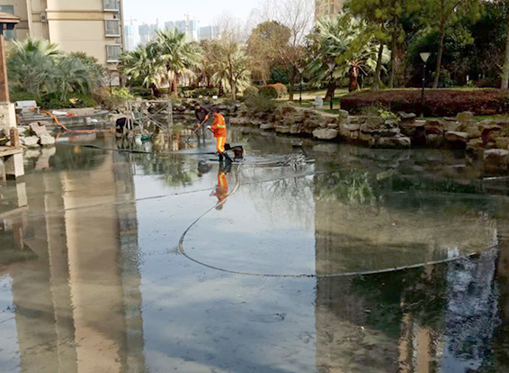 岳池景观池淤泥清理