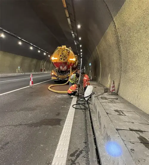 岳池隧道排水渠清淤